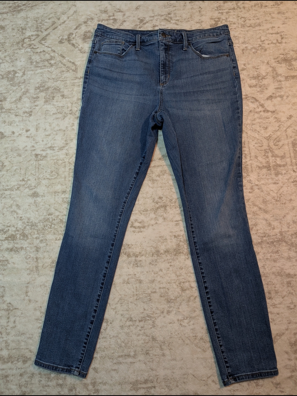 Universal Thread Straight Leg Women's Jeans in Medium Blue Size 16